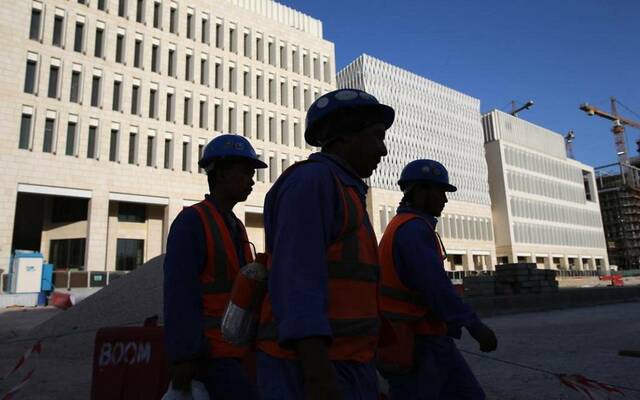 صورة أرشيفية لعمال في مواقع بناء