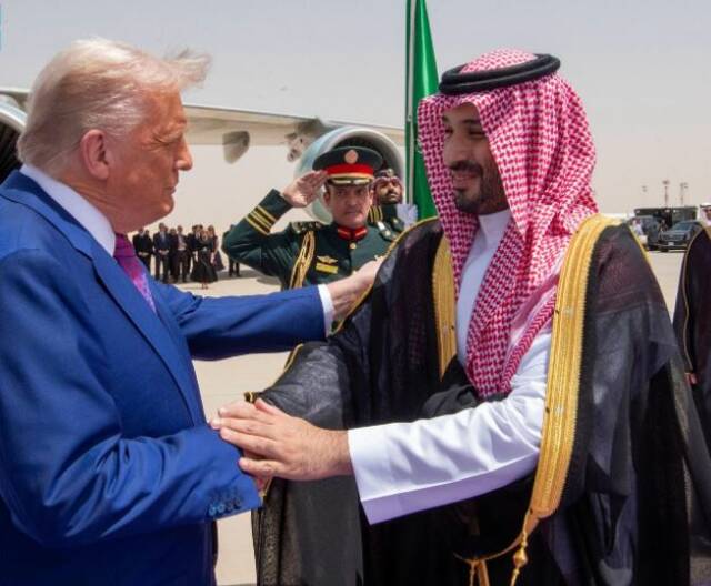 خلال استقبال ولي العهد رئيس مجلس الوزراء، الأمير محمد بن سلمان بن عبدالعزيز آل سعود، رئيس الولايات المتحدة الأمريكية، دونالد ترامب