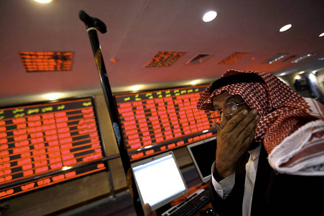 متداول يتابع أسعار الأسهم، أرشيفية