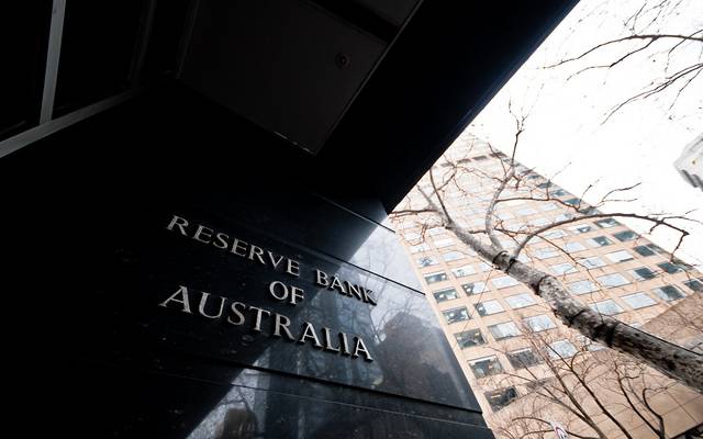 المركزي الأسترالي يخفض الفائدة ويطلق برنامج شراء أصول لأول مرة