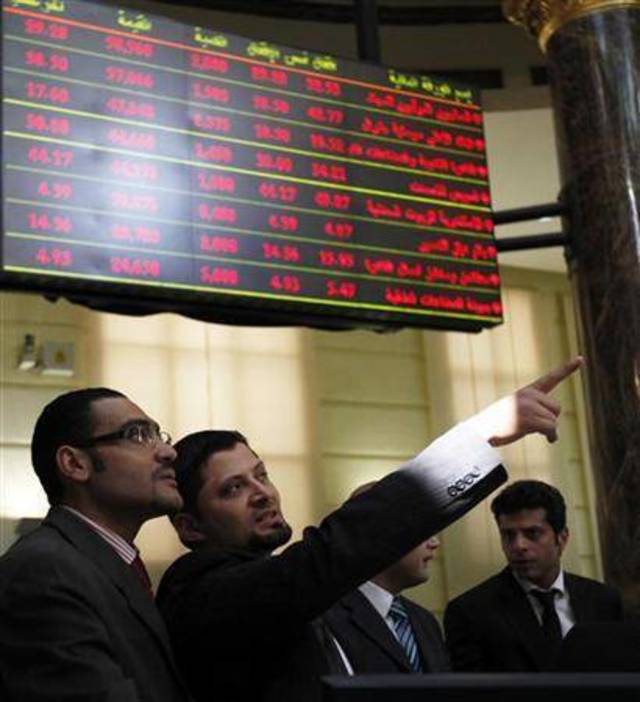 مبيعات الأجانب والعرب تدفع البورصة المصرية للتراجع بعد 4 جلسات من الصعود