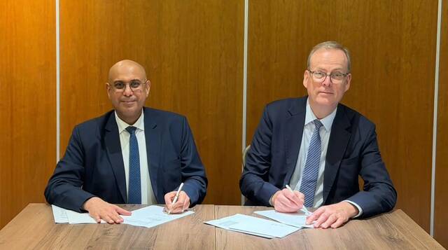 جانب من التوقيع