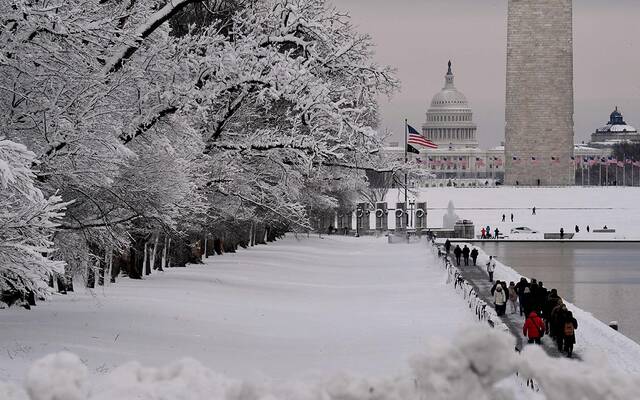 الرئيس الأمريكي يعلن واشنطن منطقة منكوبة بسبب العاصفة الشديدة