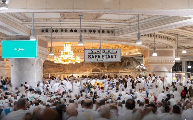 معتمرون يؤدون الطواف في مشعر الصفا بالحرم المكي