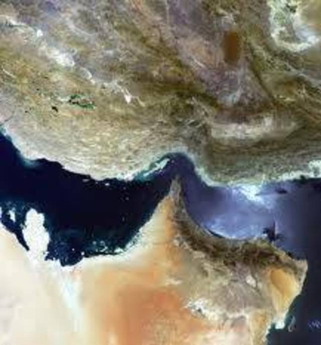 إيران تجدد وعيدها بإغلاق مضيق هرمز