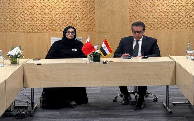 خالد عبدالغفار نائب رئيس مجلس الوزراء وزير الصحة والسكان في مصر بالدكتورة جليلة بنت سيد جواد وزيرة الصحة بمملكة البحرين