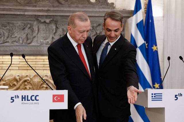 اليونان وتركيا تتفقان على تحسين العلاقات وطي صفحة الخلافات