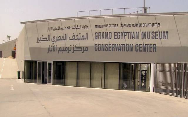 عاجل.. انفجار جسم غريب بالهرم وتهشم زجاج أتوبيس سياحي..صور