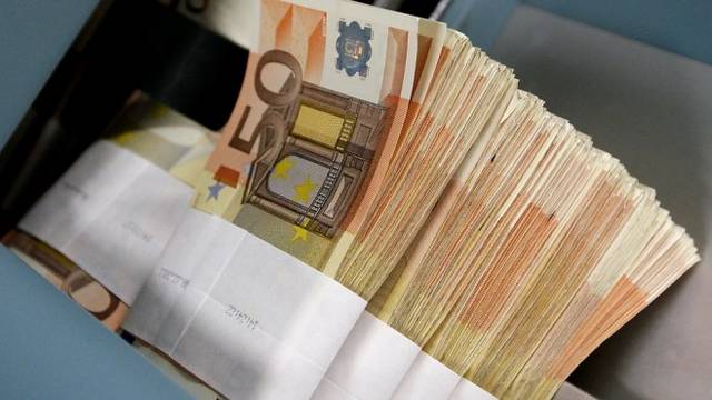 Eurozone current account surplus extends fall in May