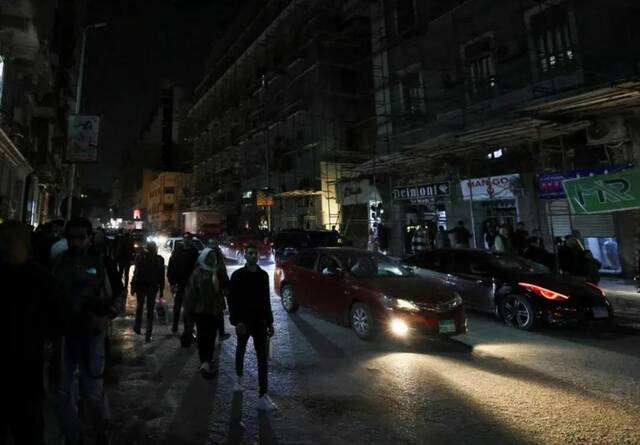 إغلاق المحال العامة في تمام التاسعة يومياً