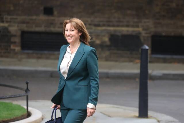 مشاكل الميزانية البريطانية تؤثر على سوق السندات