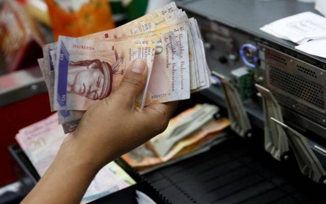 فنزويلا تواجه الأزمة الاقتصادية بإلغاء 3 أصفار من العملة