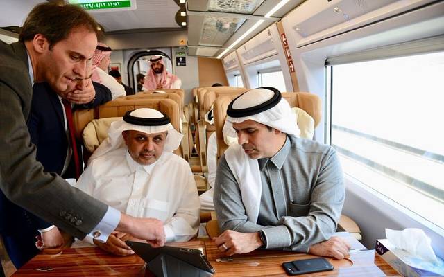 وزير النقل السعودي يستقل قطار الحرمين في أول رحلة كاملة