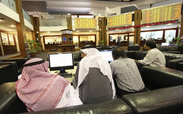 متعاملون يتابعون التداولات بسوق دبي المالي