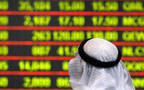 مستثمر يتابع التداولات في بورصة الكويت