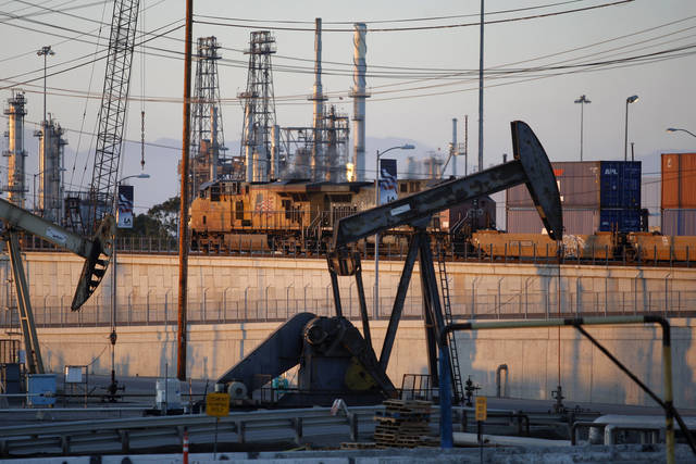 النفط يُقلص مكاسبه مع استمرار إنتاج السعودية بمستويات قياسية