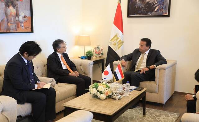 خالد عبدالغفار نائب رئيس مجلس الوزراء للتنمية البشرية ووزير الصحة والسكان والسفير الياباني لدى مصر أوكا هيروشي