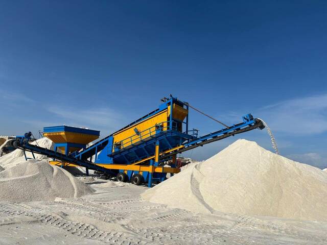 "النصر للملاحات" تصدر أكبر شحنة ملح في تاريخها من ميناء العريش