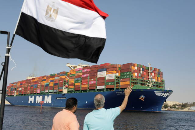 سفينة حاويات تمر بقناة السويس المصرية - أرشيفية