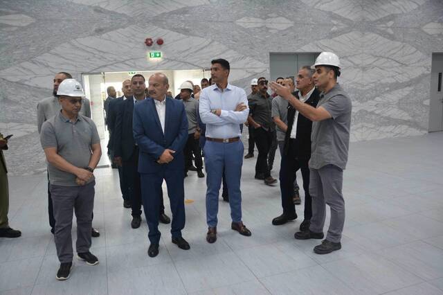 وزير الصناعة أثناء الجولة
