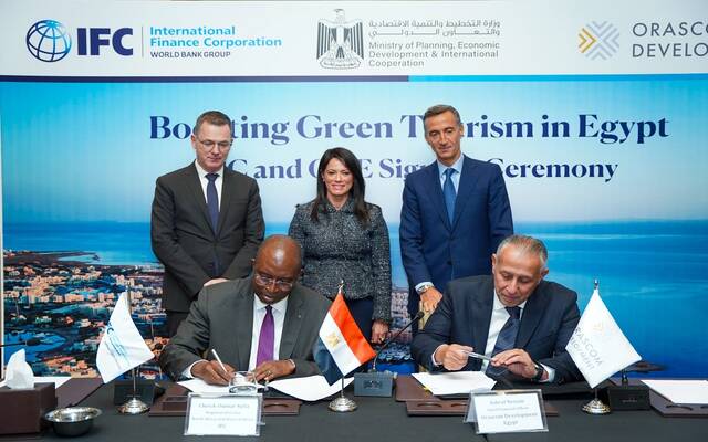 جانب من التوقيع