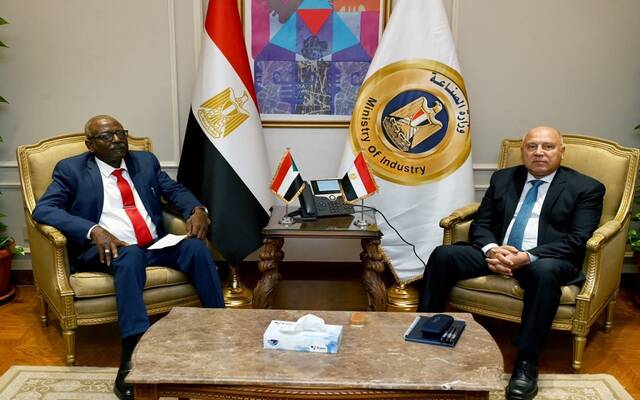 المهندس كامل الوزير وزير الصناعة والنقل المصري مع وزير البنية التحتية والنقل بجمهورية السودان سيف النصر التجاني
