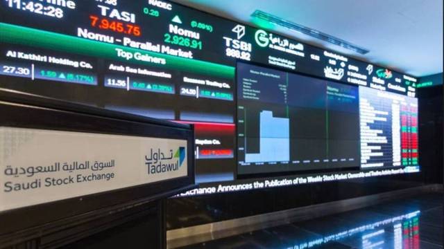 سوق الأسهم السعودية يتراجع بفعل القياديات وسط انخفاض بالسيولة