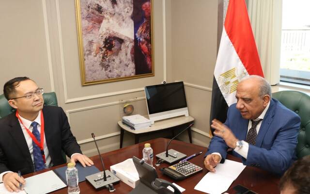 الدكتور محمود عصمت وزير الكهرباء والطاقة المتجددة المصري ووجو تشي تشي رئيس مجموعة "XD الصينية"