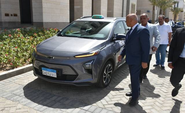 كامل الوزير وزير النقل المصري يتفقد سيارات كهربائية داخل العاصمة الإدارية الجديدة