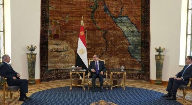 السيسي يؤكد لـ"حفتر" أهمية التنسيق بين جميع الأطراف الليبية لبلورة خارطة سياسية