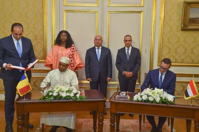 جانب من التوقيع