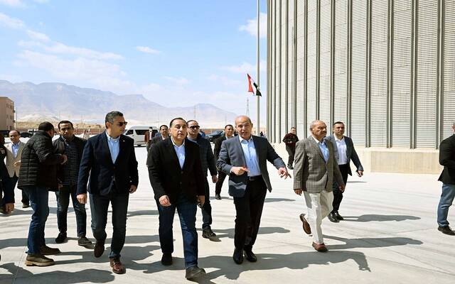 الدكتور مصطفى مدبولي رئيس مجلس الوزراء المصري يتفقد صومعة عتاقة بمحافظة السويس