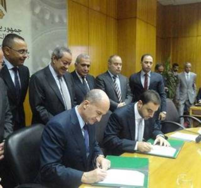 "جنرال إلكتريك" و"كاربون" توقعان إتفاقية لإقامة مجمع بتروكيماويات في مصر بقيمة 500 مليون دولار 