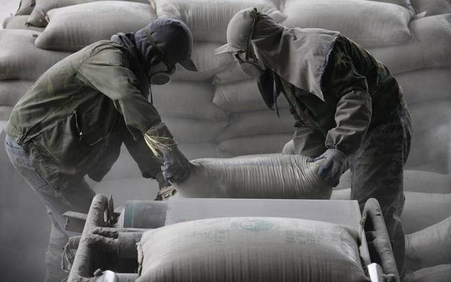 عاملان بمصنع أسمنت- الصورة من آريبيان رويترز