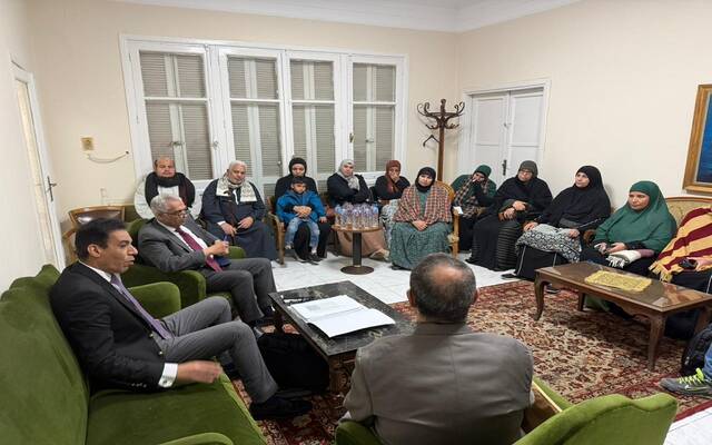 السفير حداد الجوهري خلال لقائه مع أسر المتغيبين