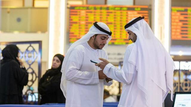 متعاملون داخل أسواق المال الإماراتية