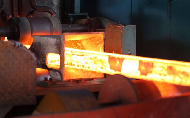 عملية درفلة الحديد داخل المصنع