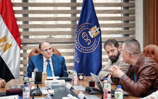 الدكتور علي الغمراوي رئيس هيئة الدواء المصرية يجتمع مع تشين شياو تشينغ الرئيس التنفيذي لشركة شينزن رويان الصينية