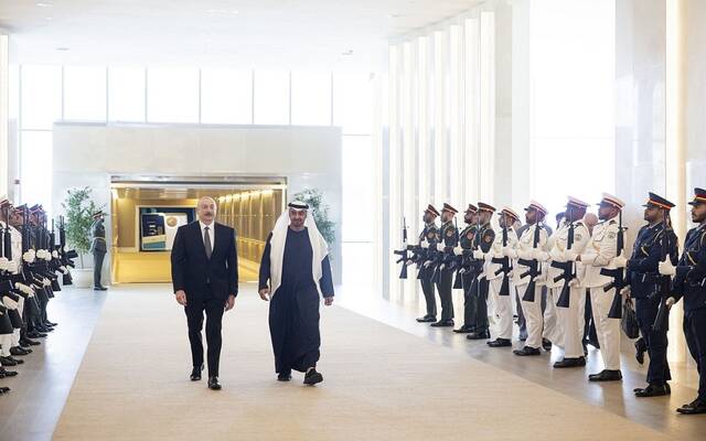 رئيس الإمارات ورئيس أذربيجان يبحثان تعزيز علاقات التعاون بين البلدين