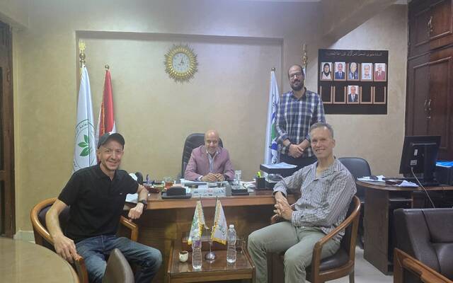 سعد جعفر مدير المعمل المركزي للزراعة العضوية مع برنارد اتشولز المدير التنفيذي للهيئة الألمانية للتفتيش والمطابقة