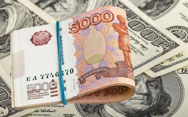 روسيا تفرض قيوداً على شراء العملات الأجنبية مع هبوط الروبل