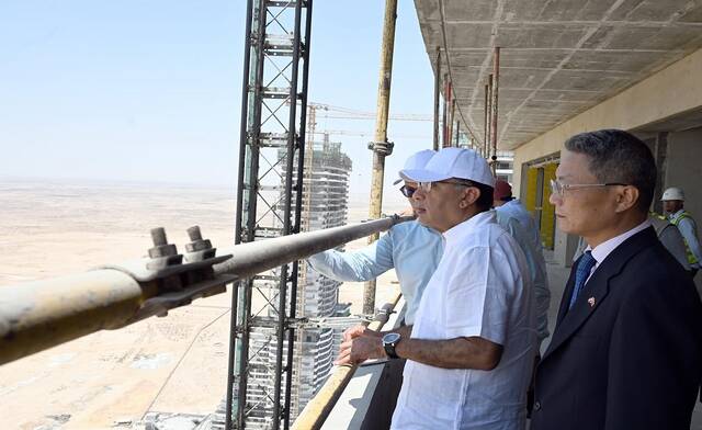 مصطفى مدبولي رئيس مجلس الوزراء المصري يتابع موقف تنفيذ مشروع أبراج "الداون تاون"
