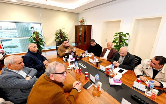 وزير الإسكان يناقش المقترحات والمخططات التنموية المستقبلية بغرب رأس الحكمة