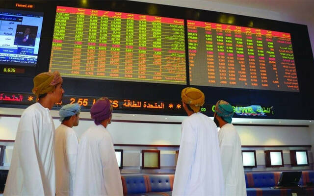مستثمرون يتابعون أسعار الأسهم بسوق مسقط