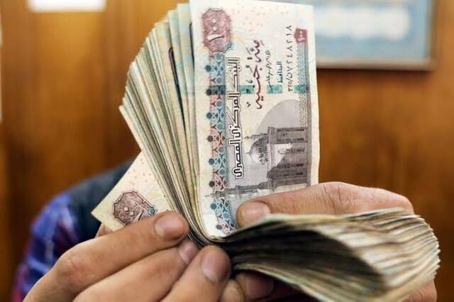 الجنيه المصري كان ضمن أسوأ العملات عالميا أمام الدولار الأمريكي