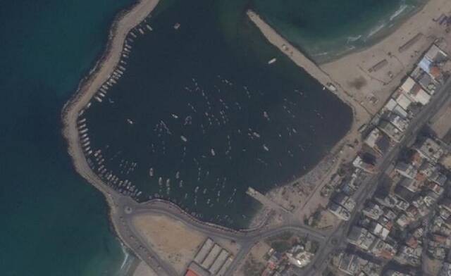 بناء الرصيف البحري العائم الذي يشيده الجيش الأمريكي قبالة سواحل قطاع غزة