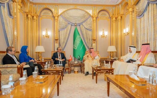 وزير الصناعة والثروة المعدنية يعقد اجتماعاً ثنائياً مع وزير الاقتصاد والتخطيط في الجمهورية التونسية