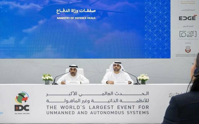 جانب من توقيع الصفقات