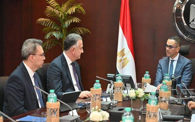 المهندس حسن الخطيب وزير الاستثمار والتجارة الخارجية المصري مع مسؤولي مجموعة "إكزاشيباشي "القابضة التركية