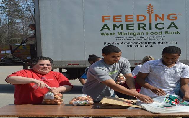 بنوك الطعام الأمريكية تواجه أزمة مع تخفيضات التمويل الفيدرالي في عهد ترامب